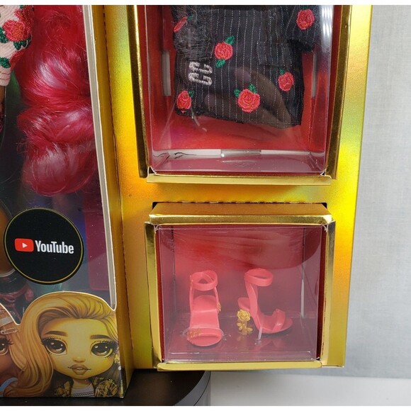 MGA Entertainment Rainbow High Series 3 Daria Roselyn Pink Hair Fashion Doll - Picture 7 of 16